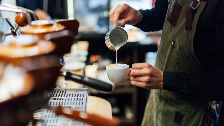 Memiliki pekerjaan paruh waktu sebagai barista kopi