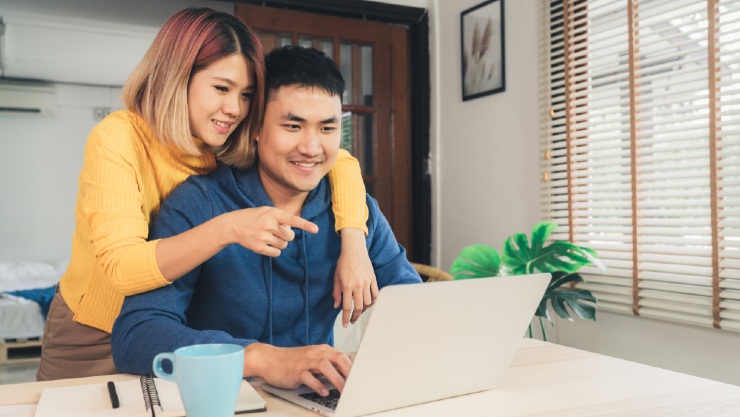 Ketika pasangan yang tengah asyik memgatur keuangan
