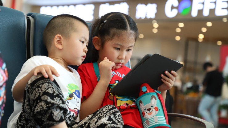 Anak - anak bermain game di ponsel (Shutterstock)