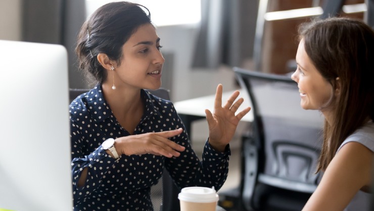 Dua orang wanita tengah berbincang (Shutterstock).