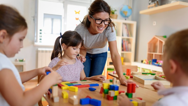 Guru dan murid sedang berinteraksi di TK (Shutterstock)
