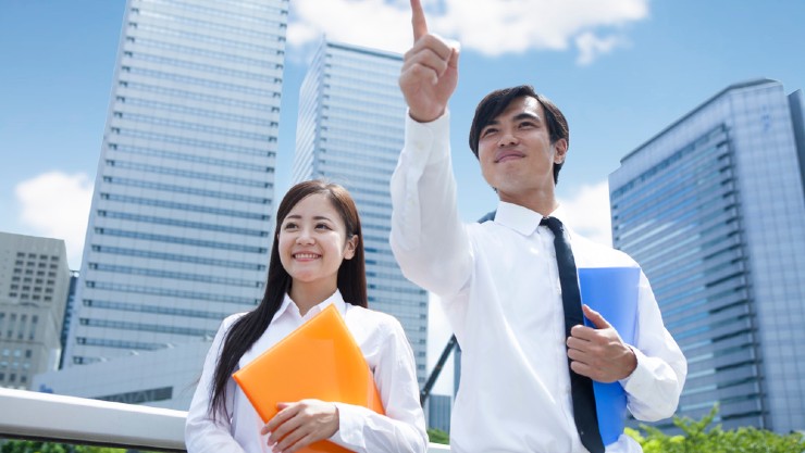 Dua orang karyawan baru sebuah perusahaan (Shutterstock).