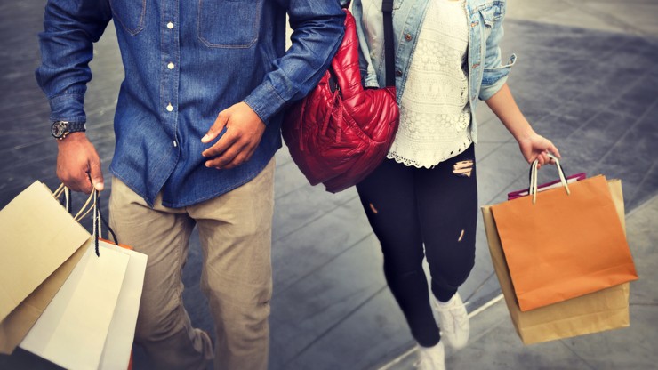 Generasi milenial gemar belanja melebihi bujet (Shutterstock).