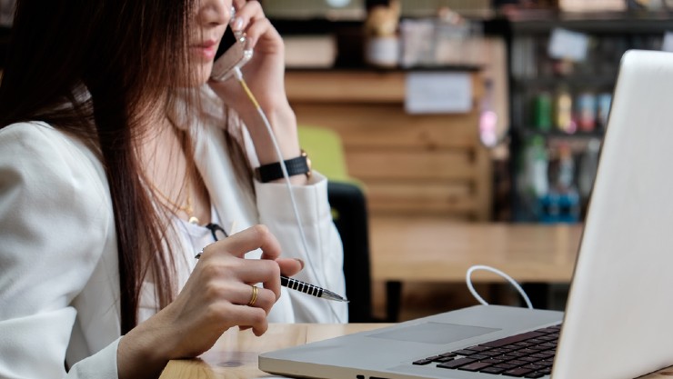 Wawancara pekerjaan melalui telepon (Shutterstock).