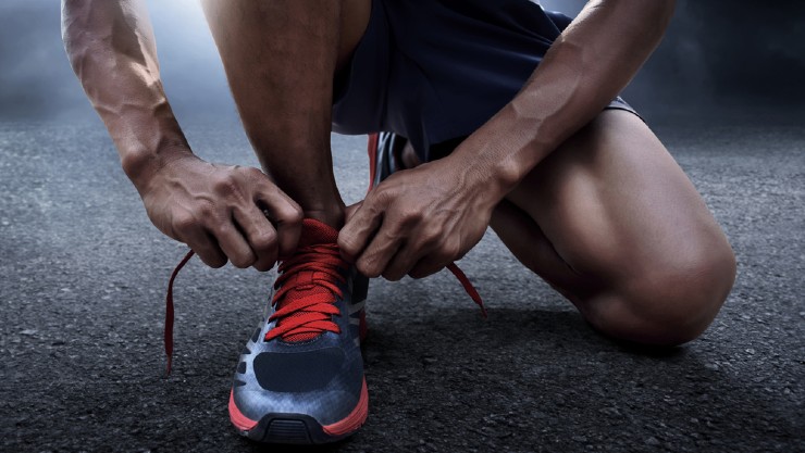 Seorang pria menggunakan sepatu lari (Shutterstock).