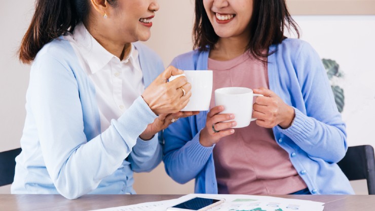 Dua orang wanita tengah berbincang (Shutterstock).