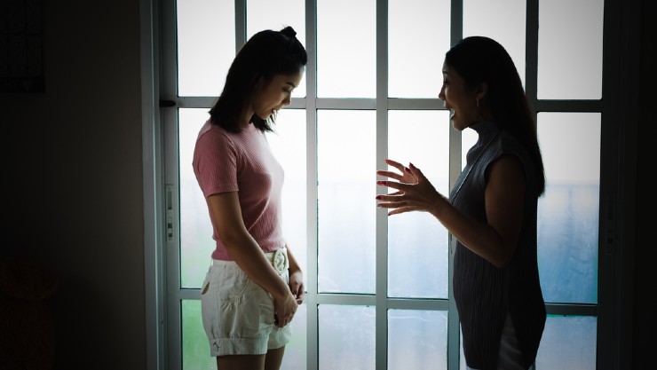 Seorang ibu sedang menasehati anaknya (Shutterstock).