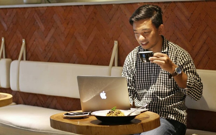 Food blogger menyuguhkan kontennya