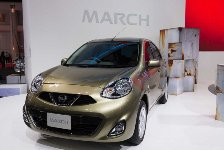 Nissan March - Harga mobil bekas di bawah 100 juta rupiah