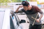 cara membuka pintu mobil yang terkunci
