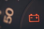 penyebab aki mobil habis sendiri