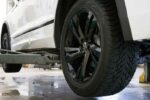 penyebab bunyi gluduk pada roda belakang mobil