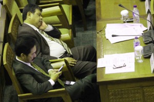 Tidur di jam kerja, kebanyakan maenan HP, datang telat pulang cepat, gimana mau minta naik gaji?