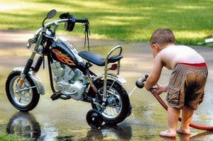 Anak kecil aja rajin nyuci 'kuda tunggangan'nya. Masak yang gede malah enggak mau hemat nyuci sendiri?
