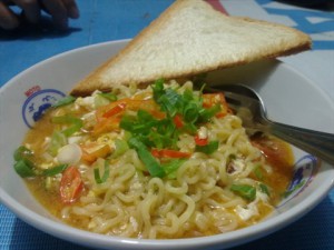 Indomie rasa Ayam Bawang memang ada. Tapi lebih afdol lagi kalau pakai bawang beneran!
