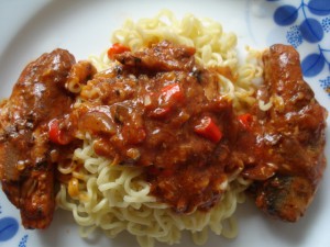 Indomie ditambah sardin. Aduh, makanan instan yang klop banget deh!