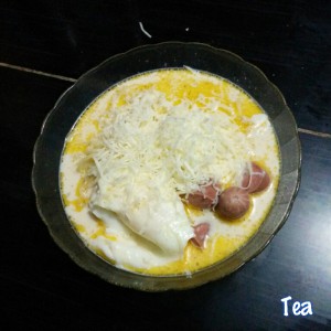 Indomie campur susu kedengarannya aneh. Tapi apa ruginya dicoba? Kalau enggak cocok ama lidah, ya paling mubazir Rp. 1.500 :D