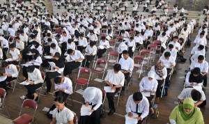 Penipu berkedok PNS ada karena masih kentalnya 'mental korupsi' di masyarakat. Saking ingin jadi PNS, bukannya berusaha, malah 'bayar' sana-sini.