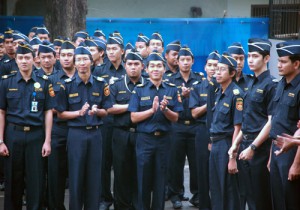 Petugas bea cukai gadungan muncul juga karena banyaknya rakyat yang tidak mau ikut prosedur. Makanya, patuhi lah peraturan bea cukai dengan tertib.