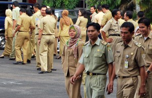 Para petugas instansi pemerintahan memang khas dengan seragam coklat. Tapi, selalu dilengkapi atribut divisi dan pangkat.