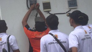 Kasihan PLN, paling sering diaku-aku oleh penipu yang ingin mencuri di rumah-rumah orang.
