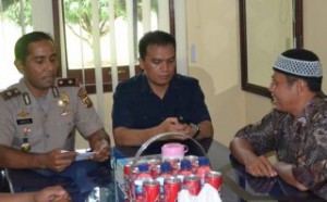 Tugas polisi adalah memelihara keamanan. Jadi kalau sampai ada yang mencoba 'menekan', berarti itu polisi gadungan!