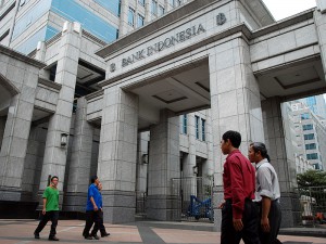 Tugas utama Bank Indonesia tidak hanya menjaga stabilitas moneter, namun juga stabilitas sistem keuangan (perbankan dan sistem pembayaran).