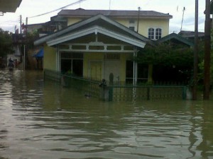 Banjir merupakan masalah tahunan yang menimpa Jakarta. Namun, tak jarang juga terjadi di daerah-daerah luar Jakarta.