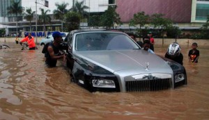 rolls royce mogok banjir