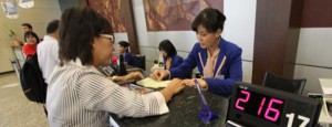 Yang butuh berutang lah yang musti aktif mencari cara mendapat dananya. Salah satunya adalah mengikuti prosedur bank dengan benar.