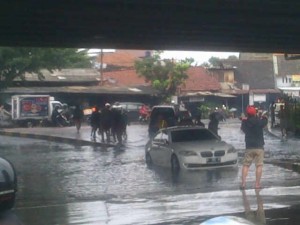 bmw putih mogok banjir