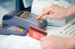 Cek dulu sebelum gesek kena surcharge enggak?