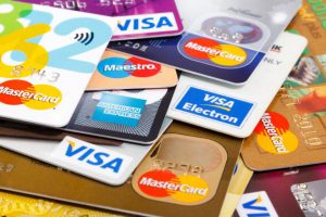 Penerbit kartu kredit mengutip komisi tiap transaksi