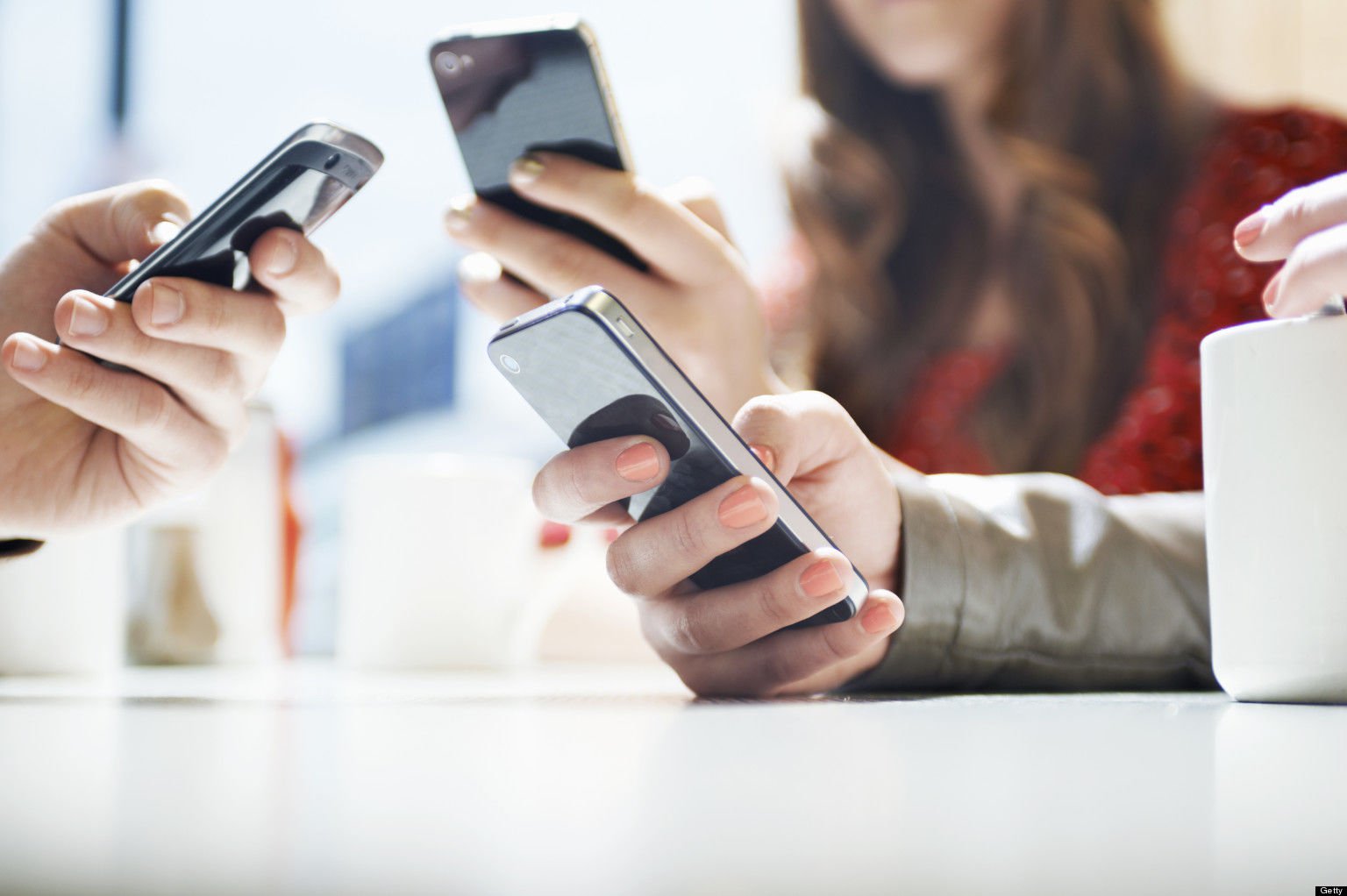 Jangan main ponsel saat interview kerja (Shutterstock).