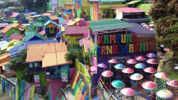 liburan murah - kampung warna warni