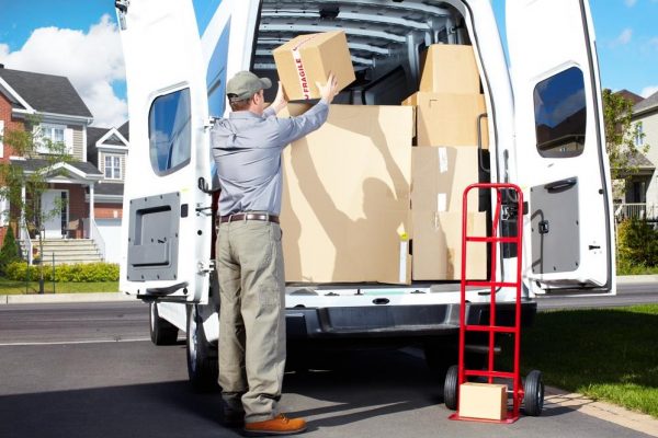Pilih jasa teman atau saudara aja ya bat hemat biaya dari pada pakai jasa angkut (cargo)