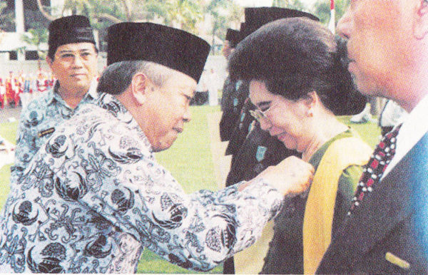 Dulu Hidup Susah 6 Sosok Ini Buktikan Kerja Keras Berbuah Kesuksesan<script async src=