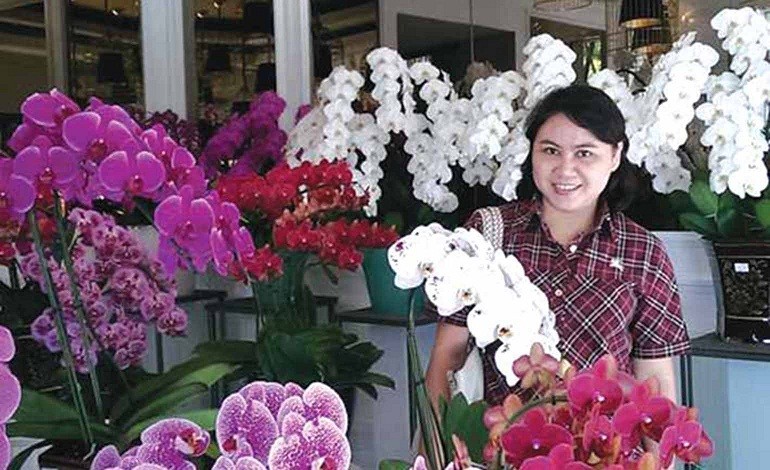 Maya Indraswari dengan bisnis floristnya. (Mediapembaruan)