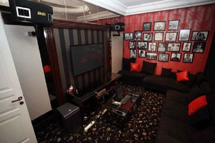 Ruang karaoke di rumah Nikita Willy. (Grid)