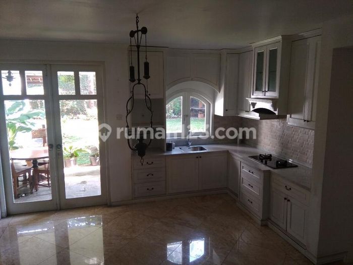 Area dapur didominasi warna putih (Rumah123.com)