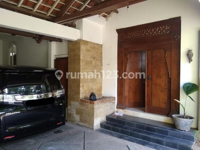 Pintu joglo menambah desain tradisional klasik (Rumah123.com)