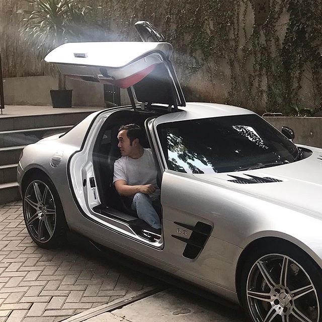 Adri dan koleksi mobil mewahnya (IG adrimartowardojo)