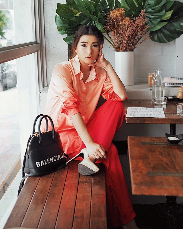 Anastasia Siantar memakai koleksi tas Balenciaga (IG anazsiantar)