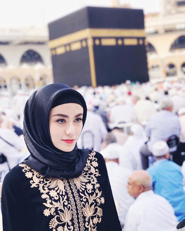 Dylan Sahara saat umrah (IG dylan_sahara)