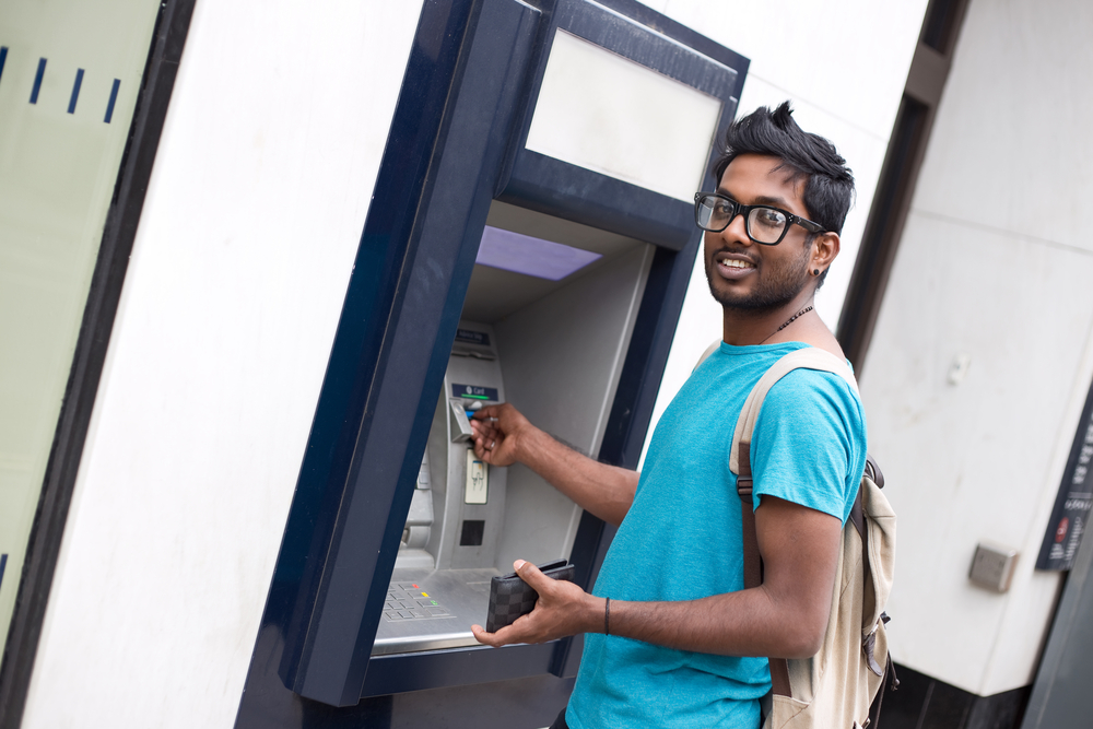Cara cek tagihan BPJS Kesehatan lewat ATM. (Shutterstock)