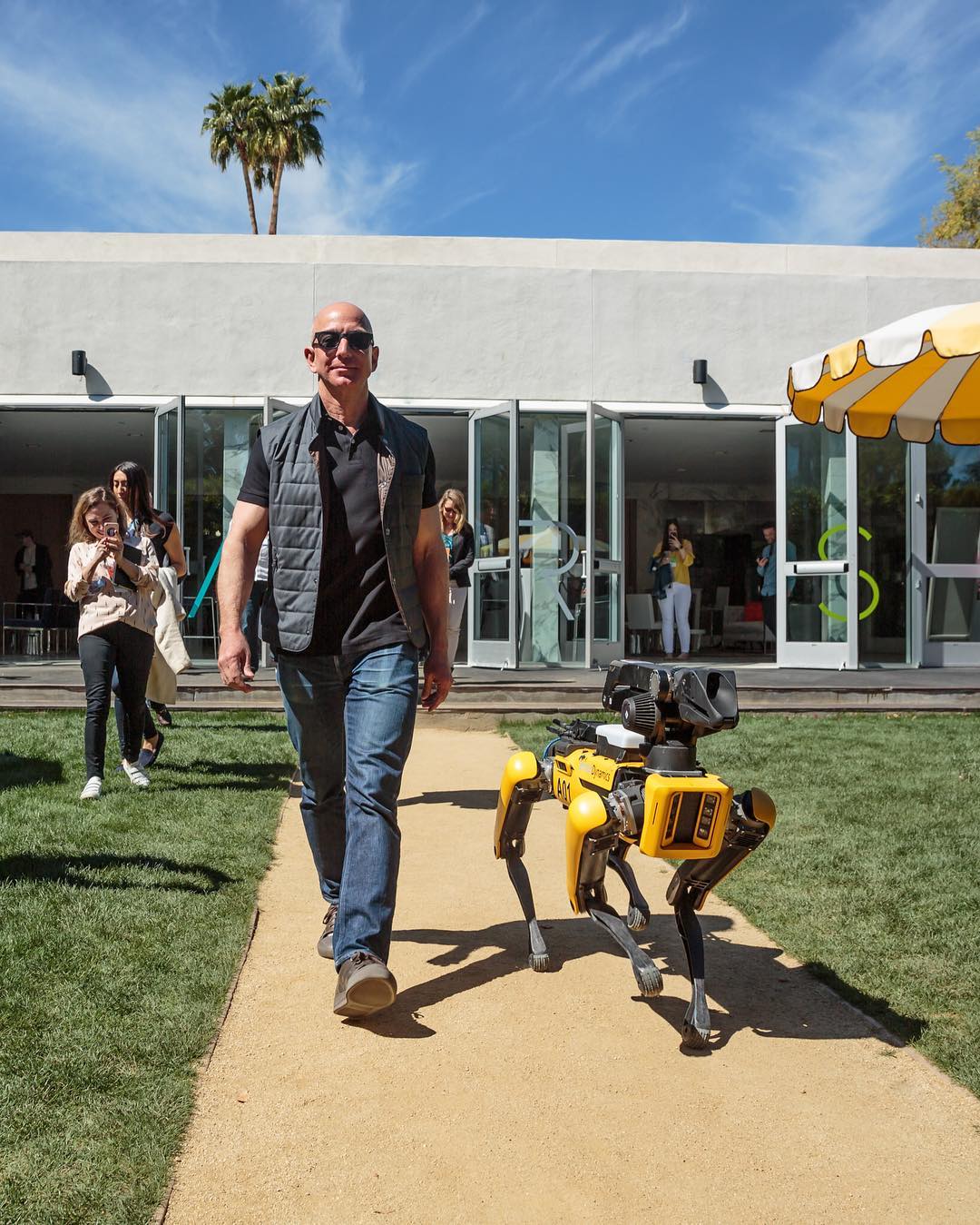 Jeff Bezos, miliarder yang kekayaannya bertambah tahun ini. (Instagram/@jeffbezos)