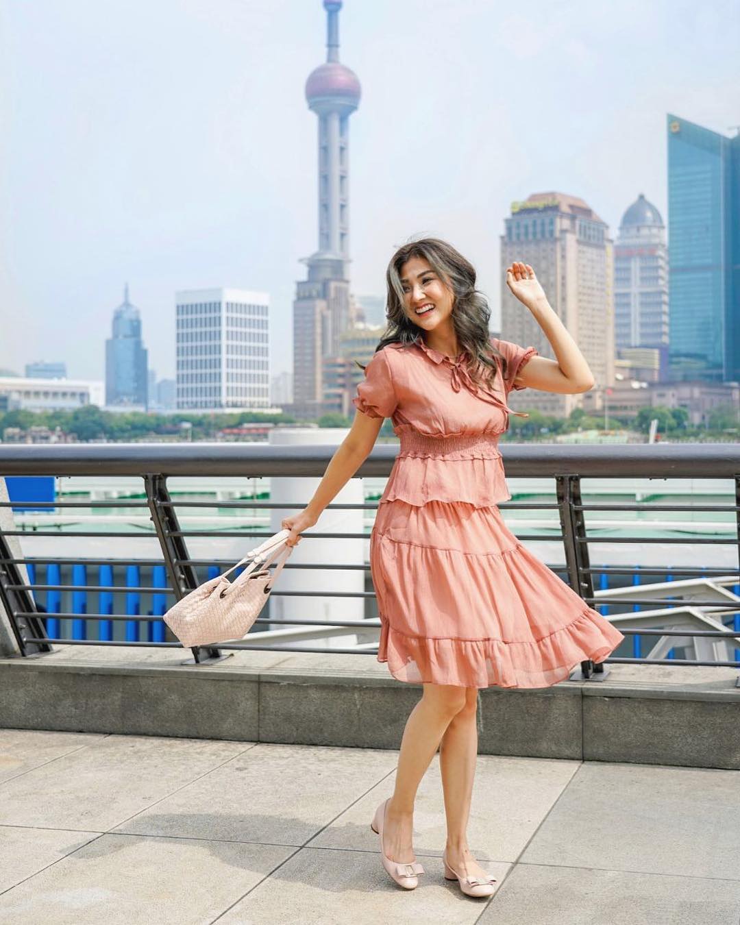 Sarwendah tampil anggun dengan mini dress. (Instagram/@sarwendah29)