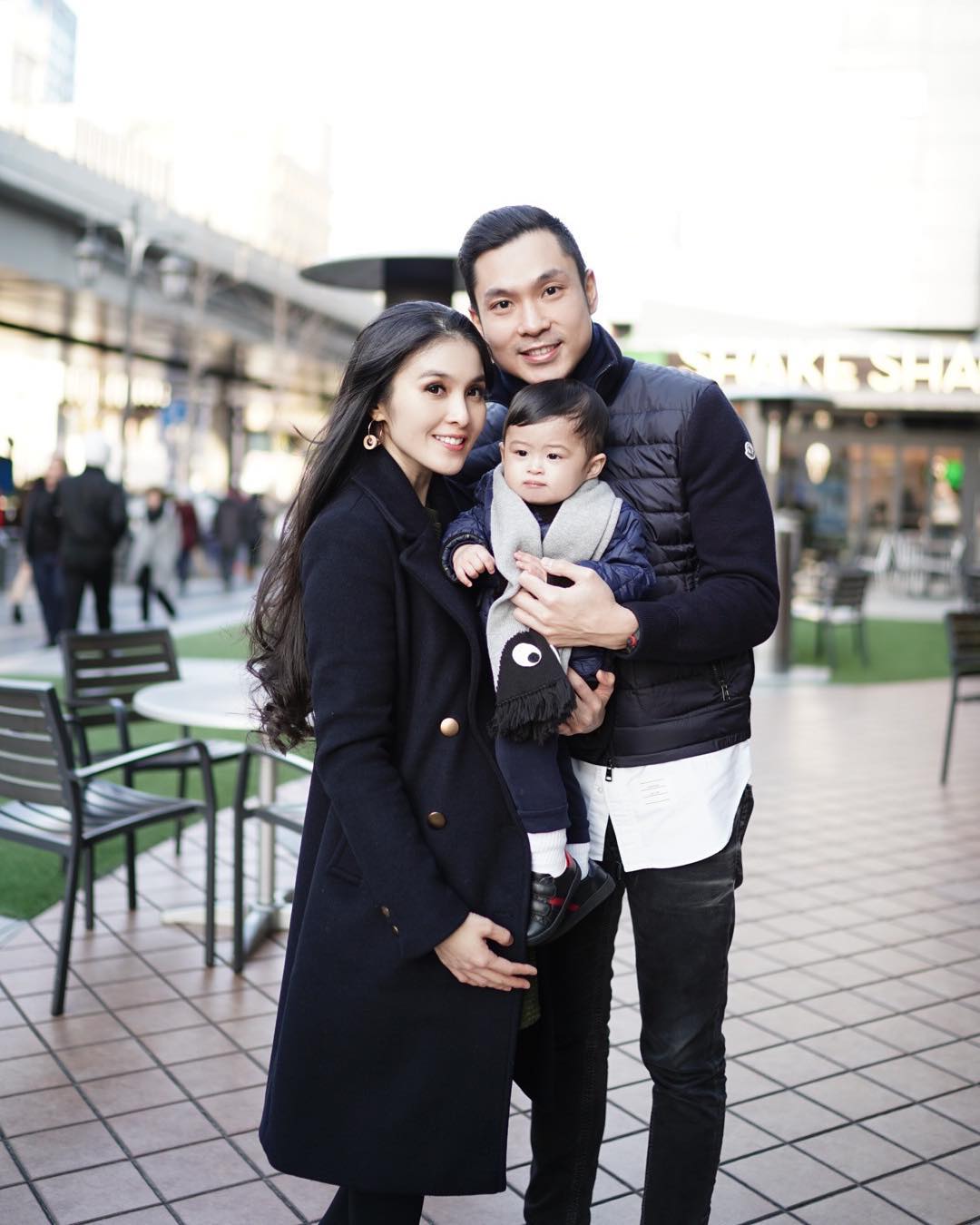 Sandra Dewi, selebritis Indonesia yang lewatkan liburan akhir tahun di DisneySea, Tokyo, Jepang. (Instagram/@sandradewi88)