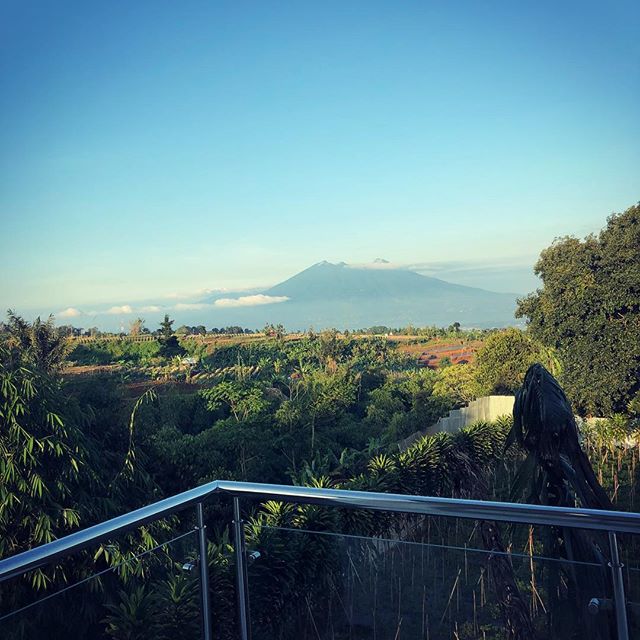 Area atas di vila Ayu Ting Ting dilengkapi balkon (IG ayutingting92)