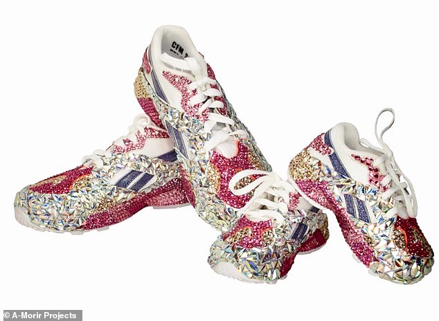 Sepatu kets bertabur swarovski milik Cardi B (Dailymail)